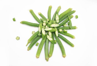 Lady Finger tasarımı olarak da bilinen bamya beyaz arka planda izole edilir.