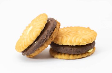 Beyaz arka planda çikolata katmanlı sarı bisküviler, seçici odak