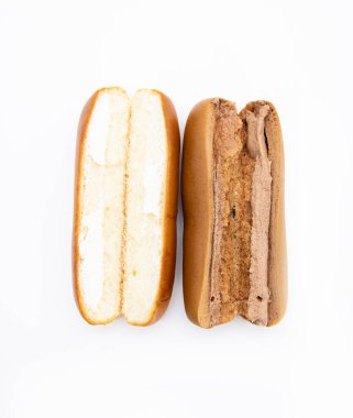 Beyaz arka planda izole edilmiş vanilyalı ve çikolatalı ekmek