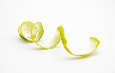 Beyaz arka plan üzerinde izole limon cilt