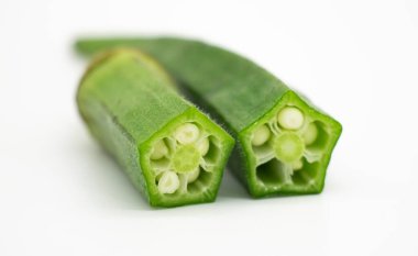 beyaz, bamya dilimli iki bamya parçası.