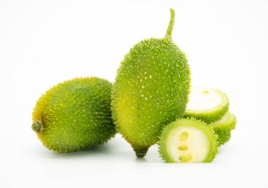 beyaz arkaplanda izole edilmiş yuvarlak dikenli kabak