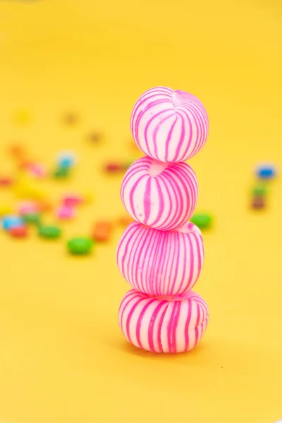 Kolorowe Cukierki Izolowane Żółtym Tle — Zdjęcie stockowe
