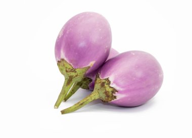 Beyaz Arkaplanda bir grup yuvarlak patlıcan