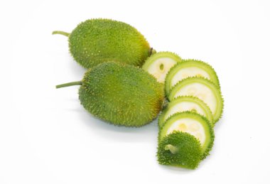 Beyaz arkaplanda izole edilmiş dikenli su kabağını dilimle