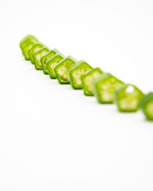 Seçici odak, doğranmış bamya beyaz arka planda izole edilmiş.