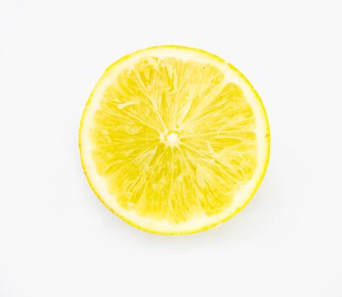 Beyaz arkaplanda yarım dilim Lemons izole edilmiş