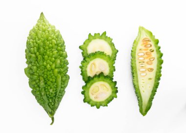 Acı kabak dilimleri ve beyaz arkaplanda tamamen izole edilmiş.,