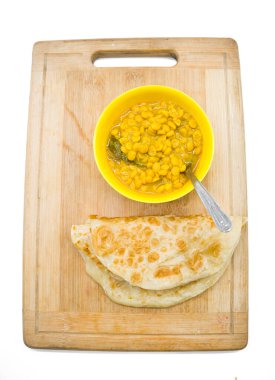 Aloo Paratha ya da Alu parantha ile Chole beyaz arka planda bezelye kase körili bir ekmek türü