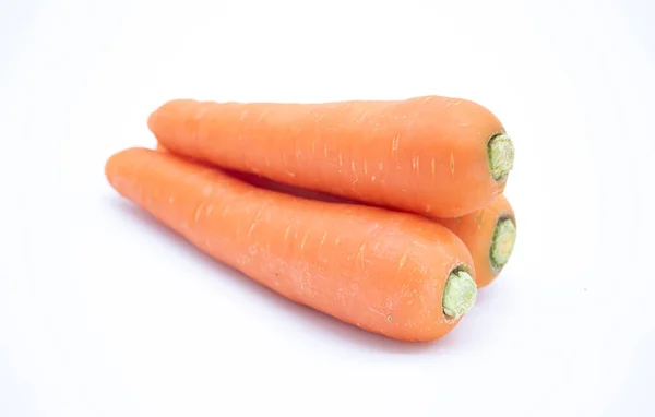 新鲜的三只胡萝卜在白色背景上被隔离开来 — 图库照片