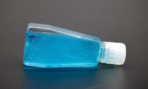 Selektivt Fokus Hand Saneringsmedel Flaska Isolat Svart Bakgrund — Stockfoto