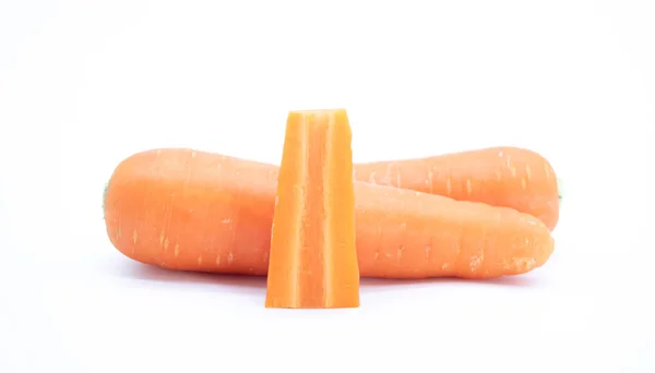 Ganze Karotte Und Geschnittene Karottenstücke Isoliert Auf Weißem Hintergrund Als — Stockfoto