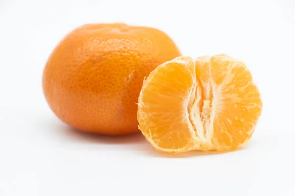 Celý Plátek Tangerine Nebo Komola Izolované Bílém Pozadí Boční Pohled — Stock fotografie