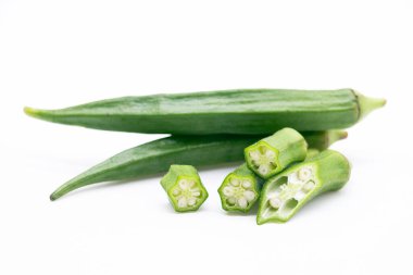 Lady Finger grubu beyaz arkaplanda izole edilmiş, seçici odaklanma