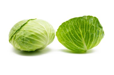 Beyaz arka planda izole edilmiş taze lahana.