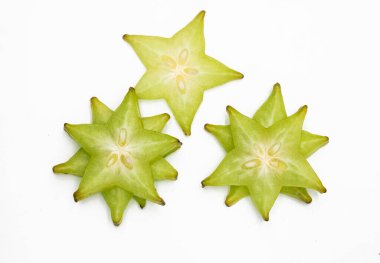 Taze olgun Carambolas ya da beyaz arka planda Star meyve dilimleri.