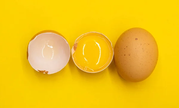 Ganze Eier Und Gebrochen Isoliert Auf Gelbem Hintergrund — Stockfoto