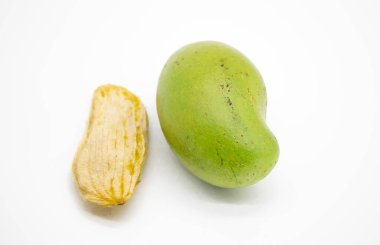 Beyaz arka planda mango tohumları olan mango.