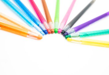 Beyaz arkaplanda izole edilmiş renkli kalem, seçici odak