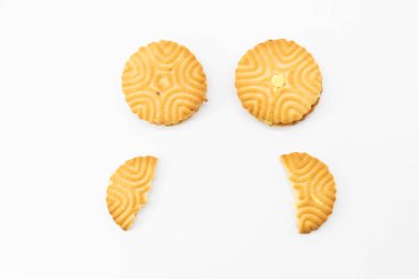 Beyaz arkaplanda izole edilmiş ananas aromalı bisküvi, seçici odaklanma