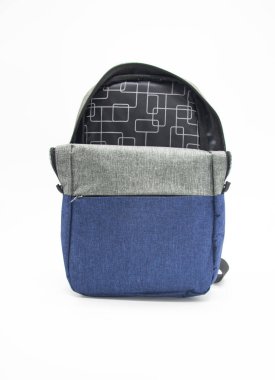 Açık okul sırt çantası beyaz arkaplanda izole