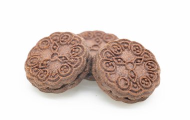 Beyaz arkaplanda izole edilmiş çikolatalı bisküvi