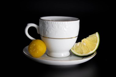 Seramik kahve fincanı ya da çay fincanı siyah arkaplanı kapatır.