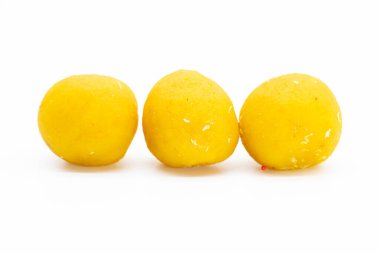 Hindistan cevizi laddoo beyaz arkaplanda izole