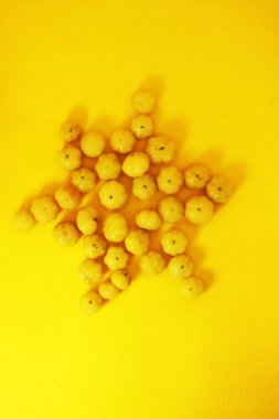 Ekşi meyve sarı arka planda izole