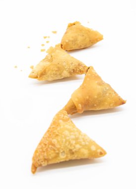 Kızarmış Sebze Samosa beyaz arka planda izole edildi,
