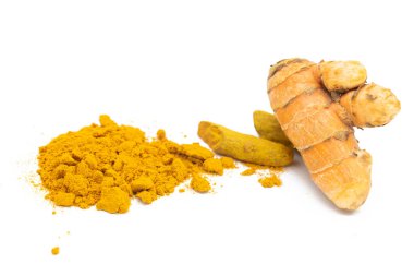 Çiğ zerdeçal ve bembeyaz zerdeçal tozu.