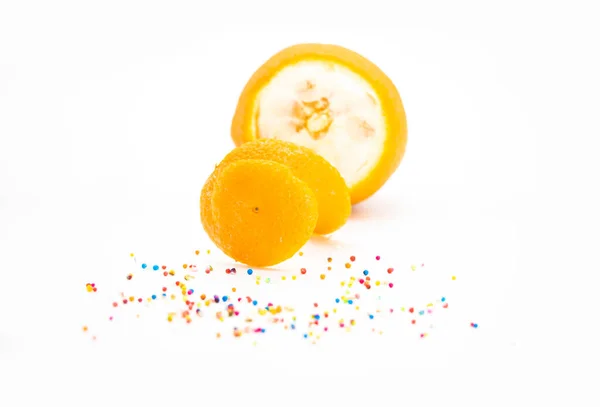Orange Med Färgglada Strö Isolerad Vit Bakgrund Selektivt Fokus — Stockfoto