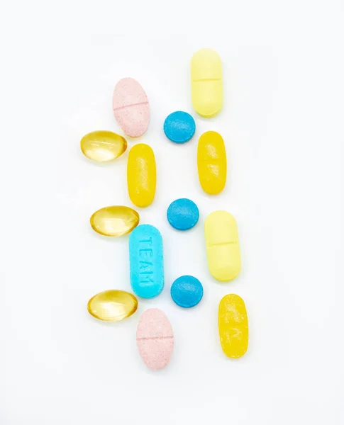Különböző Tabletták Színes Háttér Lapos Laikus Felső Nézet — Stock Fotó