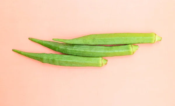 Okra Frais Isolé Sur Fond Coloré Vue Dessus — Photo