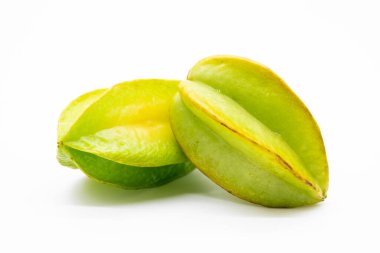 Beyaz arkaplanda Carambola veya Star meyvesi.