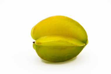 Taze taze Carambolas ya da beyaz arka planda Star meyvesi.