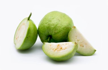 Beyaz arkaplanda izole edilmiş taze guava meyvesi,