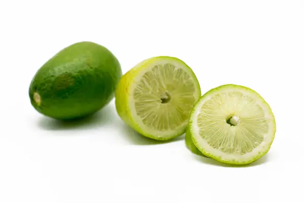 Свіжі Скибочки Зелені Лемони Ізольовані Білому Фоні — стокове фото