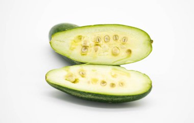 Beyaz arka planda sivri kabak dilimi, potol