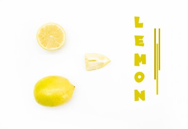 Beyaz arkaplanda izole edilmiş taze limon parçaları, yakın çekim