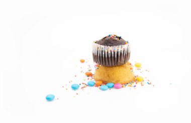 Çikolatalı kek ve sarı kek kek keki tasarımı beyaz arka planda izole edilmiş renkli serpiştirme