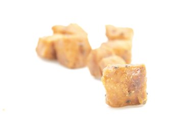 Küp tasarım kurabiyeleri beyaz arkaplanda izole edildi