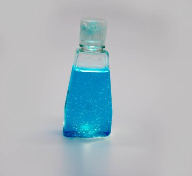 Beyaz arka planda el dezenfektanı şişesinin dikey hali