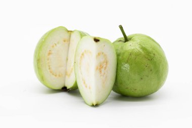 Beyaz arka planda izole edilmiş taze guava dilimleri.
