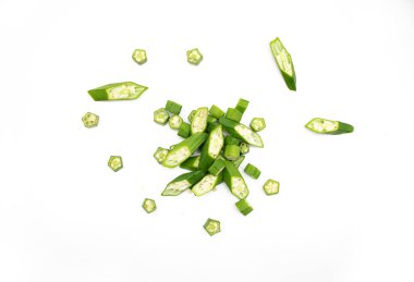 Bamya ya ya da Lady Finger parçaları beyaz arka planda, üst görünüm