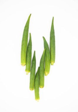 Lady Finger grubu beyaz arkaplanda izole edilmiş, üst görünüm, seçici odaklanma