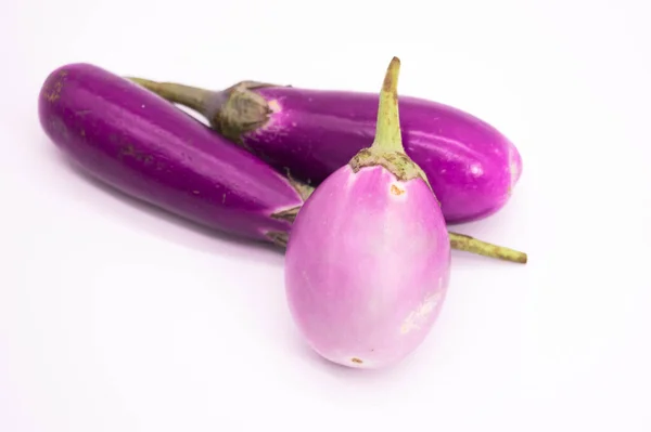 Iki Uzun Patlıcan Beyaz Arka Planda Bir Yuvarlak Patlıcan — Stok fotoğraf
