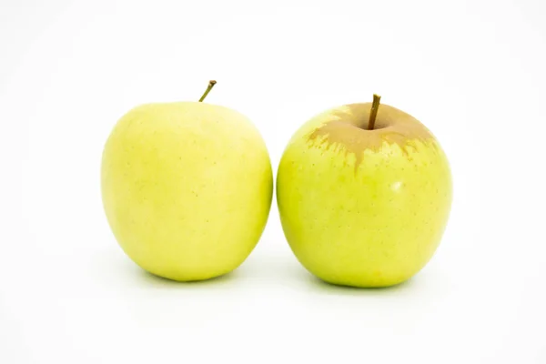 Zwei Saftige Apfel Isoliert Auf Weißem Hintergrund Selektiver Fokus — Stockfoto