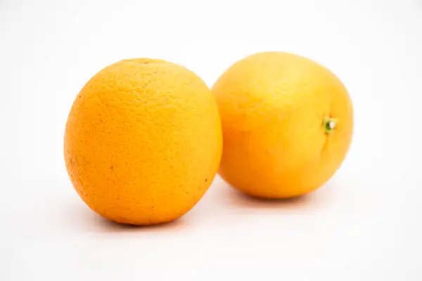 Twee Sinaasappelvruchten Isoleren Witte Achtergrond Selectieve Focus — Stockfoto