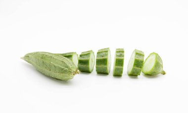 Beyaz arka planda taze açılı luffa ya da Ridge kabağı dilimi